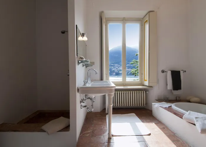 Nina Relais Boutique Bed and Breakfast Carate Urio